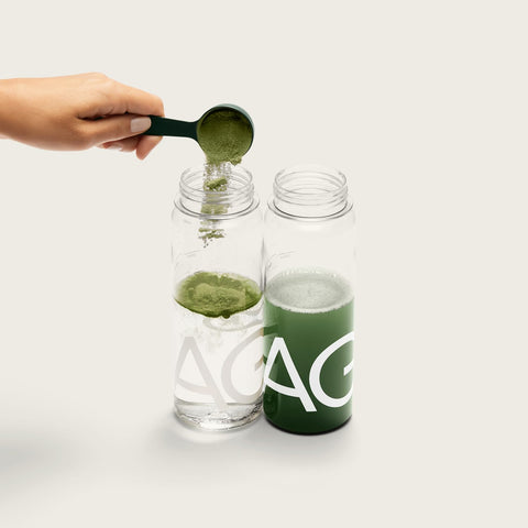 زجاجة خفق بلاستيكية فاخرة سعة 16 أونصة من AG1 Athletic Greens مع غطاء من الفولاذ المقاوم للصدأ