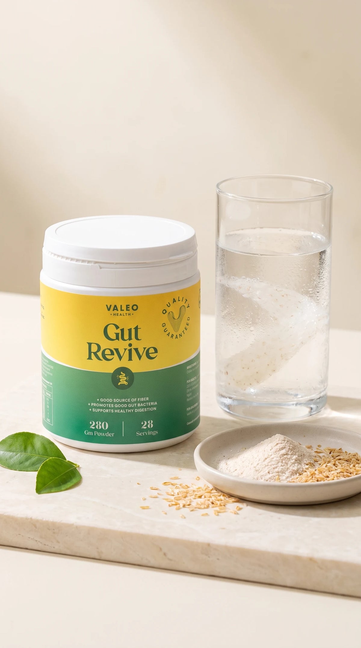 وعاء 280 جرام من Valeo Gut Revive بجانب كوب من مشروب الألياف المختلطة وطبق من مسحوق السيليوم
